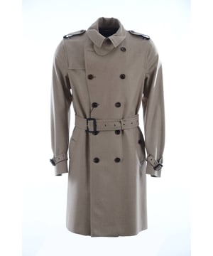 81% scheerwol, 13% katoen; Dolce & Gabbana-jas; Model: G014RT FUSK6 08; Hoogwaardige afwerking; Zachte scheerwol; Iets nauwsluitende snit; Ovale kraag; Pak met dubbele rij knopen, acht knopen; Heupriem, schouderflap, riem met gesp op de arm; Twee zijzakken met knoopsluiting; Twee binnenzakken met ritssluiting; loopspleet; Dolce & Gabbana-logodetails