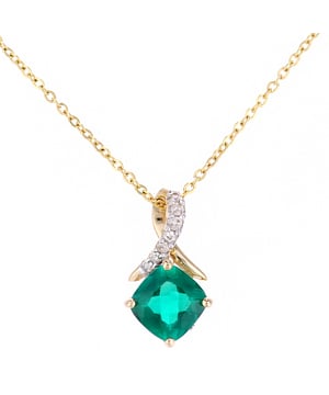 9K (375) geel goud: 0,99 gram; # Diamant: 0,02 ct; # Gemaakte smaragd: 0,5 ct; # Afmeting: 46 cm x 1,2 cm x 0,7 cm