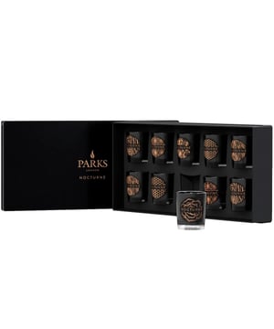 Perfect om cadeau te geven en om je volgende favoriete geur te ontdekken - een selectie van met de hand samengestelde, ambachtelijke geuren. Verwen je zintuigen en verken nieuwe olfactorische horizonten met de NOCTURNE COLLECTION DISCOVERY SET 40G X10. Deze handgemaakte artisanale geuren zijn het perfecte cadeau voor jezelf of een geliefde, zodat je je volgende favoriete geur op een luxueuze en unieke manier kunt ontdekken. Verhoog je geurengame en geniet vandaag nog van de zintuiglijke ervaring van NOCTURNE COLLECTION!