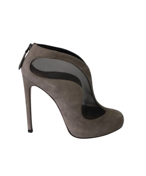 VINTAGE, RRP AS NEW
Crafted from smooth suede and mesh, this edgy pair of boots by Azzedine Alaïa adds the perfect touch of sophistication to your outfit. These boots feature sharp almond toes and a rear zipped closure for comfort. The insoles are leather lined. Includes box and dust bag.


Alaïa Azzedine Ankle Boots in Grey Suede
Condition: very good
Material: Suede
Size: 35.5
Sign of wear: No
SKU: 170005