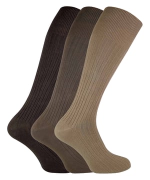 Elke man heeft in zijn leven een paar supercomfortabele kniekousen nodig, en deze sokken van 100% katoen bieden precies dat! Als het op comfort aankomt, is iedereen het erover eens dat traditionele kniehoge katoenen sokken de beste keuze zijn vanwege de natuurlijke zachtheid en vochtafvoer van katoen. Deze sokken zijn volledig geribbeld om ze omhoog te houden en zijn geweldig om dagelijks te dragen, of als lichte, dunne formele kniekousen. Alledaagse technologie voor de voeten van elke man! Deze sokken van premium kwaliteit zijn 100% katoen, wat betekent dat ze extra zacht en comfortabel zijn, waardoor ze perfect zijn om te dragen tijdens lange dagen op het werk of in huis. Je zult geen last hebben van vervelende irritaties tijdens het dragen van deze sokken, en ze zullen ervoor zorgen dat je comfortabel zit! Door hun katoengehalte zijn deze sokken ademend en helpen ze de voeten koel en fris te houden. Deze sokken zijn ook kniehoog om ervoor te zorgen dat ze je kuit bedekken en zijn geweldig om te dragen in formele situaties waar sokken met een ronde lengte te kort zijn. Deze sokken zijn maat 39-45 uk, en zijn verkrijgbaar in de kleur zwart. Ze zijn verkrijgbaar in een verpakking van 3 paar. Extra productdetails - 3 paar - 100% katoen - Maat 39-45 uk - Kniekous - Super zacht - Vochtafvoerend - Geribbeld ontwerp - Casual of formele kleding - Geen irritatie