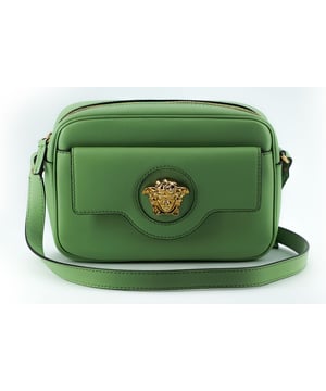 Autentico bolso de hombro con estuche para camara Versace.
  Color: Verde menta.
  Material: Piel de becerro.
  Cierre de cremallera.
  1 compartimento principal.
  1 bolsillo interior.
  Bolsillo externo con cierre de solapa en la parte superior.
  Herrajes m.