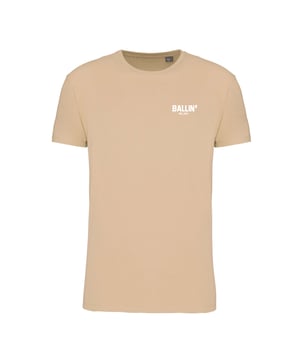 Camiseta de hombre de la marca Ballin Est. 2013. Estas camisetas de Ballin Est. 2013 están hechas de 100% algodón orgánico, y cuentan con Backprint Cross. Se trata de un corte ligeramente más estrecho. El suave algodón proporciona una gran comodidad.  Marca: Ballin Est. 2013Nombre del modelo: Backprint Cross ShirtCategoría: camiseta de hombreMateriales: algodón orgánicoColor: beige