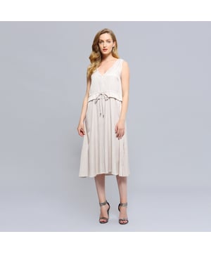 Ein minimalistisches und müheloses Stück aus einem glatten, sehr leichten Denim-Stoff. Eine Trapezform, die entweder locker oder eng mit einem Knoten an der hohen Taille getragen werden kann, um die Silhouette nach Belieben zu unterstreichen. Eine zeitlose Form, die sich leicht tragen und mit allem kombinieren lässt.
Details der Produkte
- Form: trapezförmig oder figurbetont
- Länge: 112 cm
- Ärmellos
- V-Ausschnitt
- Kein Verschluss