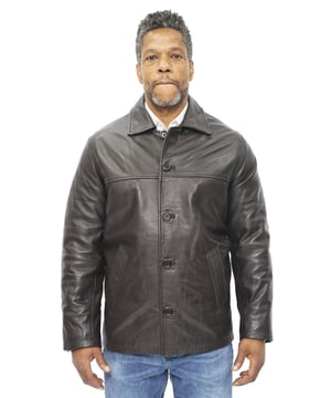 La chaqueta de corte recto que cuelga de los hombros con libertad y ganó reconocimiento como símbolo de estatus en la moda en la década de 1980. Este estilo de chaqueta se reinventa aquí en nuestra piel de vaca genuina y presenta un cuello estilo cutaway para una apariencia clásica y sobria. Contamos con dos bolsillos en ángulo en la cintura y otros dos compartimentos en el interior de la chaqueta para un almacenamiento seguro y de fácil acceso. La parte delantera de la chaqueta presenta un cierre abotonado para un atractivo tradicional y se presenta en nuestros colores negro y marrón premium para dos opciones igualmente excelentes de esta pieza. • Fabricada en cuero de vaca genuino • Dos bolsillos en ángulo en la cintura y dos compartimentos en el interior de la chaqueta • Cuello estilo cutaway y cierre de botones en la parte delantera de la chaqueta • Disponible en negro o marrón