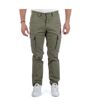 Specificaties: Cargobroek gemaakt van stretchkatoen. Ritssluiting en logoknoop. Plooizakken voor, achter- en zijzakken met klep en drukknoop. Logopatch op de rug genaaid Pasvorm: normaal Het model draagt maat: 32 Hoogte van het model: 180 cm