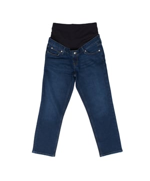 Estos jeans de maternidad están diseñados para brindar confort y funcionalidad durante todo el embarazo.  

Presentan un completo panel elástico suave que se ajusta perfectamente sobre el vientre, proporcionando soporte sin apretar. 

Incluyen un cierre de botón tradicional y una cintura ajustable interna, lo que permite un ajuste personalizado y mayor versatilidad a medida que el abdomen crece. 

Con el clásico diseño de cinco bolsillos y un corte recto a lo largo de las piernas, estos jeans combinan el estilo moderno de un pantalón vaquero con la comodidad necesaria durante la maternidad.
 Composición: Exterior: 88% Algodón, 10% Poliéster, 2% Elastano
 Cuidados:
- Lavar a máquina con agua fría.
- Utilizar colores similares en el lavado.
- Evitar el uso de blanqueadores.
- Secar a baja temperatura en secadora.
- Planchar a baja temperatura.
- No lavar en seco.