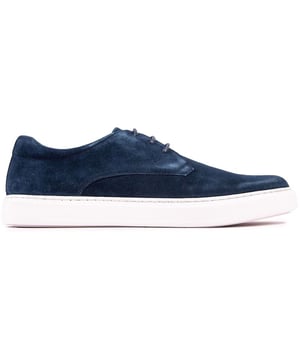 Un entrenador cómodo de corte limpio y ajuste más amplio. Las zapatillas Shanklin Steptronic en azul tienen una parte superior de nobuk de alta calidad, suela de goma y forros de piel de cordero súper suave, con plantilla acolchada y perforada para mayor comodidad. El versátil zapato de estilo court y diseño relajado añade un elemento de estilo inteligente a este básico de hombre para el día a día.