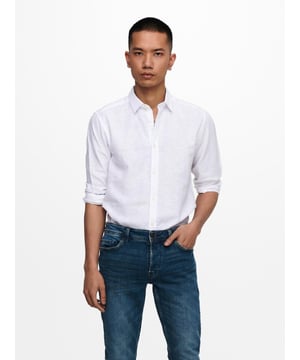 Caiden Langarmhemd
Hier ist ein schönes Hemd von Only & Sons. Es ist aus schönem Material gefertigt und hat ein tolles Design, das es für jede Gelegenheit das ganze Jahr über geeignet macht.
Sie sehen das Caiden Long Sleeve Shirt in Weiß, einer zeitlosen und stilvollen Farbe, die leicht mit jeder anderen Farbe kombiniert werden kann. Es ist sowohl für den Alltag als auch für Partys geeignet.
 Welche Größe hat das Caiden Long Sleeve Shirt?
Das Caiden Long Sleeve Shirt ist in den Größen S, M, L, XL und 2XL erhältlich, die für Männer geeignet sind.
 Über Only & Sons
Wir bei TeeShoppen sind stolz darauf, eine große Auswahl an Kleidung von Only & Sons anbieten zu können, die für jeden Geschmack und Stil etwas zu bieten hat.
 Angebote für Caiden Langarmhemd - Weiß
Das Caiden Long Sleeve Shirt - White von Only & Sons ist momentan im Angebot, also kaufen Sie es, solange der Vorrat reicht. Jetzt kaufen!