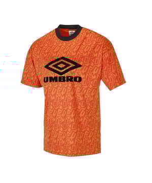 La camiseta de graffiti para hombres de la tripulación de manga corta Umbro es una pieza elegante y de inspiración urbana que agrega un toque vanguardista a su guardarropa informal. Esta camiseta presenta un diseño de graffiti único, lo que lo convierte en una opción destacada para aquellos que aprecian la moda audaz y expresiva.

La camiseta está hecha con una manga corta y un diseño de cuello de la tripulación, que proporciona una silueta clásica y atemporal. El ajuste cómodo y el corte relajado aseguran la facilidad de movimiento y una sensación relajada, lo que lo hace ideal para el uso diario.

Hecho de materiales de alta calidad, esta camiseta ofrece comodidad y durabilidad. La tela es suave al tacto, asegurando una experiencia de uso agradable, mientras que su construcción resistente asegura la longevidad, lo que le permite disfrutar de esta elegante pieza durante mucho tiempo.

La característica destacada de esta camiseta es su diseño inspirado en graffiti. La obra de arte vibrante y dinámica agrega un ambiente de ropa de calle a su atuendo, haciendo una declaración donde quiera que vaya. El motivo de graffiti se muestra ingeniosamente en la parte delantera de la camisa, creando una pieza central llamativa.

Ya sea que lo combine con jeans, pantalones cortos o corredores, la camiseta Umbro Graffiti es una opción versátil que le permite expresar su estilo único. Es adecuado para salidas informales, reuniones sociales o simplemente cuando desea agregar un toque de moda de inspiración urbana a su aspecto.

Abraza tu individualidad con la camiseta de graffiti para hombres de la tripulación de manga corta Umbro. Su combinación de ajuste cómodo, construcción duradera y diseño llamativo lo hará un favorito en su guardarropa, elevando su estilo informal a nuevas alturas.
