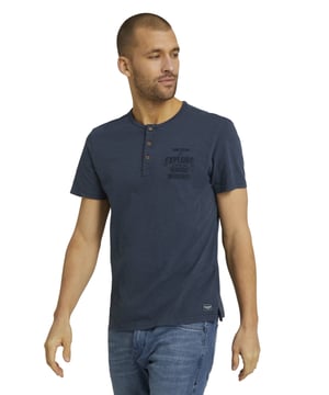 Dieses Kurzarmshirt im Henley-Stil für Herren ist ein tolles Basic, das sich vielseitig kombinieren lässt. Es ist aus hochwertigem Material gefertigt, das angenehm auf der Haut liegt und atmungsaktiv ist. Somit bietet es einen hohen Tragekomfort. Das T-Shirt besitzt den typischen Rundhalsausschnitt mit Knopfleiste. Das auf der Brust eingestickte Label mit Spruch verleiht dem T-Shirt ein optisches Highlight.