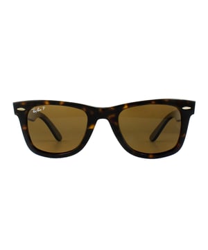 Las gafas de sol Ray-Ban Wayfarer 2140 Tortoise Brown Polarisated 902/57 Medium 50mm son uno de los estilos de gafas de sol más reconocidos y vendidos en todo el mundo, y son enormemente populares entre famosos, músicos y artistas. Su distintivo diseño angular y su montura gruesa son toda una declaración de intenciones, y Ray-Ban utiliza constantemente colores y diseños vibrantes para actualizar este estilo clásico y popular. La ligera montura de acetato es cómoda y el logotipo de Ray-Ban aparece junto a las patillas esculpidas en forma de ala en la esquina de la lente.