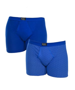 Pack-2 Boxers Kisses&Love
Color Azul-azul circulos
Cinturilla de goma elástica.
Detalle del nombre de la marca en la cinturilla.
Tejido transpirable.
Frontal anatómico con capacidad de sujetar sin apretar.
Costuras vistas a tono.

Composición:  95% Algodón, 5% Elastano

Cuidados:
- Lavar a temperatura máx. 40º.
- No usar lejía.
- No usar secadora.
- No planchar.
- No lavar en seco.