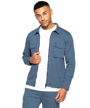 La chaqueta sobrecamisa cargo Enzo presenta un diseño de manga larga con cremallera y cuello con cuello para una apariencia clásica. Con dos bolsillos cargo planos delanteros y dos bolsillos ribeteados laterales, tendrás amplio espacio de almacenamiento para todos tus elementos esenciales. Los adornos en las mangas y el dobladillo añaden un toque de detalle a esta prenda versátil.