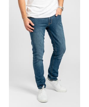 Schmale Jeans von TeeShoppen
Jeans von TeeShoppen, die schick, bequem und stilvoll sind. Jeans sind das ganze Jahr über perfekt und eine offensichtliche Wahl für jedes Outfit. Eine gute und bequeme Jeans kann jeden Look vervollständigen. Die Jeans sind hier in der Farbe Blau abgebildet. Sie brauchen ein Oberteil, das zu Jeans passt? Siehe hier.

Welche Größe haben die Jeans?
Jeans können in 31 verschiedenen Größen ausgewählt werden. Siehe und wählen Sie die Größe unter "Größe". Die Größen sind für Männer angepasst.

Über TeeShoppen
Preis und Qualität müssen nicht immer dasselbe sein, und das wollen wir mit unseren Produkten von TeeShoppen unterstreichen. Unser Sortiment besteht aus verschiedenen coolen Basisartikeln, die in jeden Kleiderschrank passen. Und es ist nicht langweilig, nur weil es Basic ist. Unsere Kleidungsstücke sind so konzipiert, dass sie für eine Vielzahl von Anlässen geeignet sind und gleichzeitig aus hochwertigen Materialien hergestellt werden, die einen hohen Tragekomfort gewährleisten. Suchen Sie einen Ort, an dem Sie zeitlose Kleidung für Männer und Frauen finden? Bei TeeShoppen zahlen Sie nicht für teure Marken und Kosten - nur für Qualität und Service. Wir erweitern ständig unser Sortiment, so dass Sie bei uns immer die neueste Mode kaufen können.