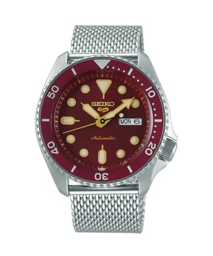 De Seiko 5 Sports SRPD69K1 is een stijlvol en robuust automatisch polshorloge dat bekend staat om zijn betrouwbaarheid en sportieve design. Het horloge heeft een opvallende rode wijzerplaat en is omhuld met roestvrij staal met een bijpassende roestvrijstalen band. Het heeft een kastdiameter van 42,5 mm, wat een opvallende aanwezigheid op de pols biedt. De SRPD69K1 heeft een dag-datumweergave op de 3-uurspositie, lichtgevende wijzers en markeringen voor verbeterde leesbaarheid en een doorzichtige achterkant. Dit horloge is waterbestendig tot 100 meter en combineert functionaliteit met een dynamische esthetiek, waardoor het een veelzijdige keuze is voor zowel dagelijks gebruik als buitenactiviteiten.