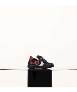Especificaciones: Zapatillas de primeros pasos de piel con inserciones en contraste y refuerzo en el talón. Cordones: Bivelcro. Tipo de suela: Plantilla extraíble.