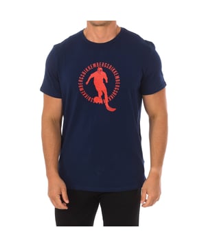 Kurzärmliges T-Shirt von Bikkembergs.
 Marineblaue Farbe
 Rundhalsausschnitt mit geripptem Abschluss.
 Markenlogo auf der Vorderseite.
 Bequemer und atmungsaktiver Stoff.
 Nähte im Ton gesehen.

 Zusammensetzung: 95 % Baumwolle, 5 % Elastan

 Bei maximaler Temperatur waschen. 40ºC.
 -Benutzen Sie keine Bleiche.
 -Unterstützt die chemische Reinigung.
 - Ermöglicht die Verwendung eines Trockners.
 -Bügeln bei maximaler Temperatur. 130ºC.