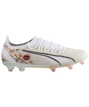 Puma x Liberty Ultra FG/AG Beige voetbalschoenen voor dames, een perfecte combinatie van stijl, prestaties en comfort. Deze voetbalschoenen zijn het resultaat van een samenwerking tussen Puma, bekend om hun sportieve expertise, en Liberty, een gevierde naam op het gebied van design en mode. Ervaar de ultieme mix van functionaliteit en elegantie op het voetbalveld met deze uitzonderlijke voetbalschoenen.

Belangrijkste kenmerken:

 Premium constructie:  Deze voetbalschoenen zijn gemaakt met minutieuze aandacht voor detail, waardoor duurzaamheid en een lange levensduur gegarandeerd zijn. De hoogwaardige materialen die gebruikt zijn bij de constructie maken ze betrouwbaar en geschikt voor verschillende ondergronden.

 Opvallend beige ontwerp:  De unieke beige kleur met subtiele details voegt een vleugje verfijning toe aan je atletische ensemble. Onderscheid je van de massa en geef uitdrukking aan je individuele stijl op het veld met deze opvallende schoenen.

 Verbeterde prestaties:  De Puma x Liberty Ultra FG/AG voetbalschoenen voor dames zijn ontworpen voor optimale prestaties. De innovatieve technologie in het ontwerp verbetert je snelheid, wendbaarheid en precisie tijdens het spel.

 Veelzijdige FG/AG Zoolplaat:  De voetbalschoenen hebben een veelzijdige FG/AG (Firm Ground/Artificial Ground) zoolplaat, waardoor ze geschikt zijn voor gebruik op natuurgras en modern kunstgras. Geniet van maximale tractie en stabiliteit op verschillende speeloppervlakken.

 Comfortabele pasvorm:  Deze voetbalschoenen bieden een nauwsluitende en comfortabele pasvorm die zich vormt naar de vorm van je voet. De nauwsluitende pasvorm minimaliseert afleiding, zodat jij je op je spel kunt concentreren en optimaal kunt presteren.

 Liberty Ontwerpelementen:  De samenwerking met Liberty zorgt voor elegante designelementen in de schoenen, een mix van sportkleding en mode-esthetiek. Deze schoenen zijn een stijlvol statement, zowel op als naast het veld.