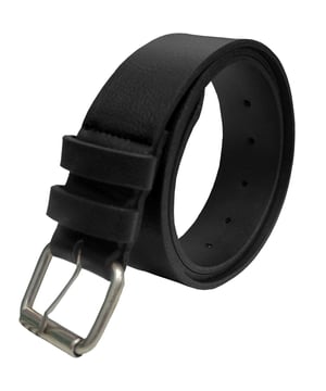 Deze Designer Kruze-riemen zijn voorzien van een glanzende zilveren geborstelde gesp en lus. Hoge kwaliteit dikke dikke riemen voor jeans 1,5'' breed. Maat van M (32" - 34") taille tot 3XL (48" - 50") taille