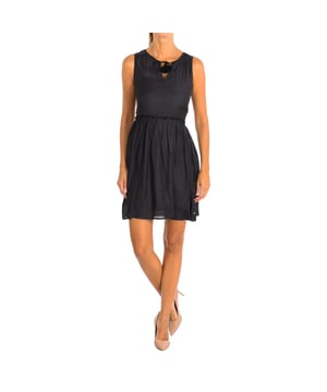 Short dress Le temps des Cerises.
 Color Black
 A casual and sophisticated choice for any special occasion.
 V neck.
 Main zipper closure on the side.
 Soft fabric that adapts perfectly to the silhouette.
 Lined interior.
 Seams seen in tone.

 Composition: 100% Polyester; Lining: 100% Polyester.

 -Machine wash at a maximum temperature of 30º.
 -Do not use a dryer.
 -Do not use bleach.
 -Iron temperature max. 110º.
 -Do not dry clean.
 Composition: 100% polyester; Lining: 100% Polyester.
 Care:
-Machine wash at a maximum temperature of 30º.
 -Do not use a dryer.
 -Does not use bleach.
 -Iron maximum temperature 110º.
 -Do not dry clean.