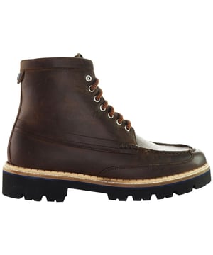 Entra en la sofisticación con las botas Ted Baker Jarrno para hombre, un testimonio del compromiso de la marca con la calidad artesanal y el diseño contemporáneo. La parte superior de las botas Jarrno está confeccionada en piel de primera calidad, lo que garantiza su durabilidad y un tacto lujoso. La silueta elegante y las costuras intrincadas añaden un toque de elegancia, haciendo de estas botas una opción destacada para cualquier ocasión. El cierre de cordones no sólo mejora la estética general, sino que también permite un ajuste personalizado y seguro.La comodidad es primordial, y Ted Baker la ofrece con una plantilla acolchada que proporciona soporte para largas horas de uso. Tanto si te mueves por las calles de la ciudad como si asistes a un evento social, estas botas mantendrán tus pies cómodos sin renunciar al estilo.

Características principales:

 Piel de primera calidad:  La parte superior está hecha de cuero de alta calidad, lo que garantiza la durabilidad y un aspecto sofisticado.

 Diseño elegante:  Las botas presentan un diseño elegante y contemporáneo, lo que las convierte en una opción versátil para diversos atuendos y ocasiones.

 Costuras complejas: las costuras detalladas añaden un toque de sofisticación y demuestran el compromiso de la marca con la artesanía.

 Cierre de cordones: El diseño de cordones no sólo realza el atractivo estético, sino que también permite un ajuste personalizado y seguro.

 Plantilla cómoda:  La plantilla acolchada proporciona comodidad y apoyo, haciendo que estas botas sean adecuadas para llevarlas durante todo el día.

 Estilo versátil:  Transición sin problemas de ocasiones casuales a semiformales con estas botas que complementan una gama de conjuntos.

 Suela duradera:  La resistente suela exterior garantiza tracción y durabilidad, lo que hace que estas botas sean adecuadas para diversos entornos.