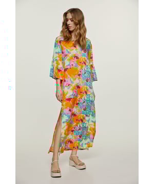Dieses Sommerkleid im Kaftan-Stil ist aus gewebter, bedruckter Viskose gefertigt. Es hat einen Mandarinkragen und einen V-Ausschnitt. Die Ärmel sind lang und haben Rüschen an den Manschetten. Am Saum befinden sich große Seitenschlitze. Das Kleid ist in einer lockeren, geraden Silhouette gestylt.