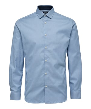 Het Selected Homme overhemd is een veelzijdige must-have voor de garderobe van elke man. Het wordt gekenmerkt door een elegante Kent-kraag en een doorlopende knoopsluiting. De afgeronde zoom en manchetten met knopen geven het overhemd een klassieke touch, terwijl het slim-fit model zorgt voor een modern silhouet. Het overhemd is gemaakt van hoogwaardige materialen en is zeer comfortabel om te dragen. Onder een colbert op het werk of casual in je vrije tijd - dit overhemd is geschikt voor bijna elke gelegenheid.
