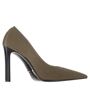 VINTAGE, UVP WIE NEU  
Erhöhen Sie Ihre Schuhkollektion mit den Prada Logo-Plakette Pumps mit spitzem Zeh aus sattem Olivsuede. Die scharfe, spitze Zehenform schafft eine schlanke und schmeichelhafte Silhouette, während das weiche Suede eine luxuriöse Textur bietet, die schlichte Eleganz ausstrahlt. Eine markentypische Prada-Logo-Plakette am Absatz verleiht einen Hauch modernen Brandings und sorgt dafür, dass diese Pumps ein Statement setzen, ohne die Subtilität einzubüßen. Perfekt sowohl für berufliche Anlässe als auch für Abendveranstaltungen, lässt sich der vielseitige Olivton mühelos mit einer Vielzahl von Outfits kombinieren. Mit einer Kombination aus zeitlosem Design und zeitgenössischer Raffinesse sind diese Prada Pumps die ideale Wahl für die anspruchsvolle Modebewusste.  

Prada Logo-Plakette Pumps mit spitzem Zeh aus Olivsuede  

Zustand: Sehr gut  
Gebrauchsspuren: Einschließlich Box, kleinere Markierungen, leicht gebraucht, aber sehr gut gepflegt. Kleine Markierung an den Sohlen & Faltenbildung, leichte Abnutzung an den Sohlen und Absätzen.  
Verpackung: Box  
Farbe: Olivgrün  
Material: Suede  
Größe: IT35/UK2/US5/FR36  
Maße: Absatzhöhe: 100; Innenlängen: 280  
SKU: NAPPUGBSH410397W