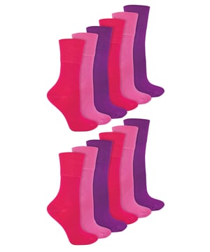 ¿Es usted diabético o tiene algún familiar que lo sea? Este pack de 6 calcetines de bambú para diabéticos está diseñado para diabéticos y mantendrá sus pies cómodos y sanos. Vienen en un pack de 12 unidades, ¡así que tienen una excelente relación calidad-precio! IOMI calcetines diabéticos tienen algunas características específicas que hacen que los calcetines ideal para aquellos que sufren de diabetes. Estos calcetines están hechos con viscosa que se deriva de bambú. Esta fibra es lujosamente suave gracias a sus propiedades naturales y es muy superior al algodón. Además, el bambú evacua la humedad del pie de forma natural. La parte superior HoneyComb Gentle Grip se amolda a los contornos naturales de la pierna, por lo que no se producen molestos anillos de constricción en el contorno de las piernas, un factor importante cuando se llevan calcetines para la diabetes. La parte superior suelta es un tejido de punto fino en la pierna y el pie que ayuda a evitar la constricción. La puntera enlazada a mano ofrece costuras suaves y cómodas, esenciales para facilitar la comodidad de los diabéticos y evitar irritaciones. Dado que estos calcetines están diseñados específicamente para diabéticos, no tienen ningún ribete alrededor de los tobillos para garantizar que no haya anillos de restricción ni puntos de presión que puedan afectar a la circulación en las piernas. Están disponibles en 7 colores: Negro, Blanco, Azul, Marrón claro, Marrón oscuro, Beige y Rosa y están hechos de: 82% Viscosa de Bambú, 17% Poliéster, 1% Elastano. Vienen en talla única: 4-8 UK, 37-42 EUR, 5-9 US y son lavables a máquina y están aprobadas por el Colegio de Podología.