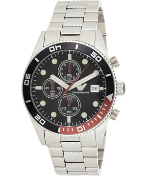 Bei dieser eleganten Emporio Armani AR5855-Uhr trifft Mode auf Funktion. Das Edelstahlgehäuse verfügt über ein schwarzes Zifferblatt und eine schwarze Lünette, während das Chronographenwerk und ein Datumsfenster zusätzliche Funktionalität bieten. Das 3-Glieder-Edelstahlarmband verleiht der Uhr den letzten Schliff. Breite 43 mm