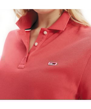 Polo Tommy Jeans klassisches Logo Femme Rosa Baumwolle. Authentisches Stadtbekleidungsstück der Marke Tommy Jeans - Streetwear/Sportswear-Design von Tommy Jeans - Tommy Jeans für Frauen Mode, perfekt für den Alltag - Polo Tommy Jeans in Rosa lässt sich ideal mit dem Rest Ihrer Garderobe kombinieren - bequeme Baumwollqualität - klassisch - klassisches Logo -