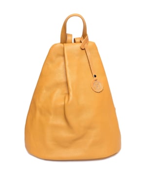 Mochila  
100% cuero de vaca  
Apertura con cremallera oculta  
Interior con bolsillo con cremallera  
Bolsillo trasero con cremallera  
Dimensiones (L): 38x36x18 cm  
Asa: 21 cm  
Correa de hombro: 2x80 cm ajustable  