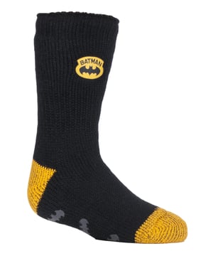 Heat Holders ist die ultimative Thermosockenmarke und hat Socken für jede Gelegenheit. Egal, ob du deine Füße warm halten willst, während du die nächste Folge deiner Lieblingsserie schaust, oder ob du in deinem nächsten Urlaub ein paar Hausschuhe anziehen willst, wir haben das Richtige für dich. Ganz gleich, welche Film- und Fernsehfiguren oder Geschichten Sie mögen, wir haben etwas für Sie - von Batman und Beauty & The Beast bis hin zu Frozen Olaf und Frozen Princess. Oder vielleicht lieben Sie Marvel? Auch das haben wir im Angebot: Captain America, Hulk, Spiderman und mehr! Bist du ein Harry Potter-Fan? Wir haben Modelle für Jungen und Mädchen, damit jeder mitmachen kann. Und natürlich gibt es auch Star Wars! Wie könnten wir unseren geliebten R2-D2 / C3-P0 vergessen? Wir haben sogar Minions Jailbird-Socken! Bei Heat Holders dreht sich alles darum, dass jeder Tag ein Abenteuer ist - egal, ob du dich zu Halloween als dein Lieblingscharakter verkleidest oder einfach nur am Samstagabend in kuscheligen Hausschuhen faulenzt (oder beides), sieh dir auf jeden Fall unsere tolle Auswahl an Socken mit Film- und TV-Themen an.