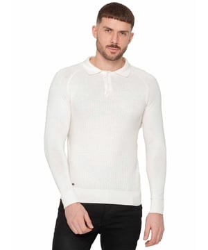 The Enzo Milano Button-Up Polo Jumper combines timeless style with premium craftsmanship. It features a button-up collar for a classic yet refined look, allowing for versatile styling. Crafted with a waffle knit texture, this jumper offers a unique and sophisticated touch, providing both warmth and a distinct visual appeal. The ribbed cuffs and hem ensure a comfortable, fitted silhouette, keeping the jumper in place while adding a polished finish. A subtle Enzo logo badge near the hem adds a signature touch, highlighting the brand’s dedication to quality. This versatile polo jumper is perfect for elevating any casual or smart-casual wardrobe