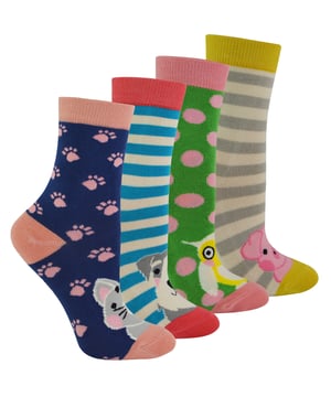 We weten allemaal hoe moeilijk het is om het perfecte sokkencadeau voor kinderen te vinden. Ze zijn zo kieskeurig en ze hebben zoveel opties! Miss Sparrow Meisjes 4 Pack BamboeAnimal Sokken is een geweldige keuze voor je kleine meid die van dieren houdt en wil pronken met haar stijl. Deze sokken zijn gemaakt van bamboe, waardoor ze superzacht en comfortabel zijn om te dragen als en is van nature hypoallergeen antibacterieel, dus er is geen risico op irritatie of jeuk. Perfect voor de gevoelige huid! Deze sokken zijn niet alleen superzacht, maar ze worden geleverd in een prachtig vervaardigde geschenkdoos die voor elke maat anders is ontworpen en elke doos bevat vier verschillende dieren, waaronder: katten, honden, varkens en uilen allemaal met heldere en grappig patronen zoals strepen en vlekken! Miss Sparrow is trots op hun producten op de filosofie om je voeten het hele jaar door fantastisch te laten voelen. Of het nu hun chique en stijlvolle producten zijn, ze brengen je unieke, opwindende en modieuze accessoires, vol individualiteit om je het vertrouwen te geven jezelf te zijn. Deze sokken in een geschenkdoos worden geleverd met 4 dieren per verpakking en zijn gemaakt van 54% bamboe, 22% katoen, 16% polyester, 6% nylon, 2% elastaan. Ze zijn er in 3 kindermaten: 2-3 jaar, 4-6 jaar en 7-9 jaar en zijn machinewasbaar onder de 40. Niet chemisch reinigen. Niet strijken. Niet bleken.