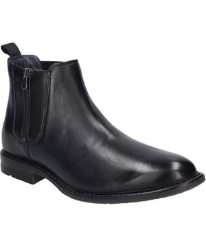 Im Herzen der JOSEF SEIBEL Kollektion steht der Earl 12, eine Stiefelette, die in der zeitlosen Farbe Schwarz gehalten ist und sich somit als wahres Kombinationstalent präsentiert. Gefertigt aus hochwertigem Nappa-Rindsleder und mit einer braunen Sohle aus TR-light, die nicht nur für eine gute Rutschfestigkeit und lange Haltbarkeit sorgt, sondern auch leichter als herkömmliche Gummisohlen ist, verkörpert dieser Schuh moderne Eleganz und Bequemlichkeit. Dank der Möglichkeit, die Innensohle herauszunehmen und bei Bedarf durch ein eigenes orthopädisches Fußbett zu ersetzen, bietet der Earl 12 individuellen Tragekomfort und ist somit ideal für lange Arbeitstage oder ausgedehnte Outdoor-Aktivitäten. Die Besonderheit dieses Schuhs liegt in seiner Fertigung nach der AGO-Methode, eine leichte und formbeständige Machart, die das Obermaterial des Leders mit der Unterseite der Innensohle verklebt und anschließend die Laufsohle aufklebt. Diese innovative Technik steht für die Perfektion in Passform und Funktion, die JOSEF SEIBEL seit jeher auszeichnet. Als Herrenschuh konzipiert, lässt sich der Earl 12 hervorragend zu Casualmode kombinieren und beweist sich als zuverlässiger Begleiter für jede Gelegenheit. Das Modell spiegelt den Geist der Slow Fashion wider, indem es auf Langlebigkeit, hochwertige Materialien und eine sorgfältige Verarbeitung setzt. Der Earl 12 ist mehr als nur ein Schuh, er ist ein Statement für alle, die Wert auf Komfort, Qualität und Nachhaltigkeit legen.