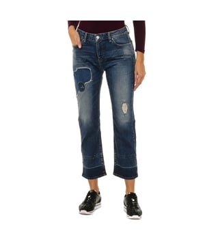 Long jeans.
 Color blue
 Belt with belt loops.
 Zip and button fastening on the front.
 Two front pockets and mini pocket.
 Two pockets on the back with the metallic logo.
 Worn and torn effect.
 Patches
 Matching seams,

 Composition:
 98% Cotton - 2% Elastane.

 Washing instructions:
 - Wash maximum at 30ºC.
 - Iron at medium temperature, max. 110 ° C.
 - Allows you to use a dryer.
 - Do not use bleach.
 - It does not support dry cleaning.
 Composition: 98% Cotton, 2% Elastane
 Care:
Wash maximum at 30ºC.
 - Iron at medium temperature, max. 110ºC.
 - Allows you to use a dryer.
 - Do not use bleach.
 - Does not support dry cleaning.