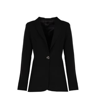 Der angepasste Schnitt dieses Blazers betont die Figur und verleiht jedem, der ihn trägt, Eleganz und Selbstsicherheit. Er eignet sich perfekt sowohl für formelle Anlässe als auch für weniger formelle Treffen.

Die einreihige Konstruktion sorgt für einen klassischen und zeitlosen Look, der niemals aus der Mode kommt und gleichzeitig äußerst vielseitig ist, passend zu verschiedenen Outfits und Anlässen.

Mit einem dekorativen Knopf verschließbar, der einen subtilen Glanz und einen einzigartigen Charakter verleiht und die Jacke nicht nur zu einem Kleidungsstück macht, sondern auch zum Ausdruck des persönlichen Stils.

Hinten zusätzlich gebunden, was eine perfekte Anpassung an die Figur ermöglicht und ganztägigen Tragekomfort garantiert sowie einen einzigartigen Akzent setzt, der die Blicke auf sich zieht.

Aus hochwertigem Stoff gefertigt, der nicht nur haltbar ist, sondern auch angenehm zu berühren, bietet er Tragekomfort und ein elegantes Aussehen für lange Zeit.

In Italien hergestellt, was höchste Qualität der Verarbeitung garantiert, Liebe zum Detail sowie die Verwendung der besten Materialien und einen Hauch italienischen Stils und Klasse.