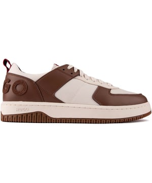Presentamos las zapatillas bajas de HUGO Kilian Hito en una nueva combinación de colores. Esta zapatilla de diseño de inspiración retro combina comodidad, diseño y sencillez. Una versión moderna de una zapatilla de deporte tradicional, con una parte superior de material mixto de primera calidad en color crema y marrón con una gran marca distintiva.