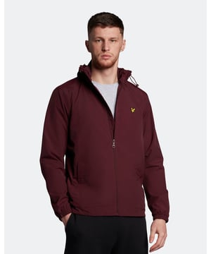 Een van onze meest veelzijdige stijlen, de Lyle & Scott Hooded Jacket is ontworpen in een lichtgewicht, duurzame nylonmix. Met een elastisch trekkoord aan de zoom en capuchon, ontworpen om warmte vast te houden, met een interne mesh voering zorgt voor ademend vermogen. Afgewerkt met een capuchon met klep, voorzakken met knopen, stiksels en onze kenmerkende Golden Eagle. \n \n Pasvorm: Normaal\n Het is gemaakt om niet te strak of te losjes om het lichaam te passen, waardoor je een klassieke, tijdloos stijlvolle look krijgt. We raden je aan je gebruikelijke maat te bestellen, maar als je tussen twee maten zit, neem dan een maat groter.