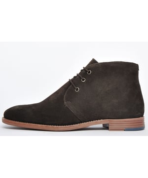 A signature style from Catesby England, this Austell Chukka desert style boot is crafted from a premium suede leather and is a timeless, reliable mid cut boot that will go with any outfit to complete that smart casual look.
 This premium mens boot with its high-end suede leather upper and durable grippy rubber sole, is finished with intricate designer stitch detail throughout providing on-trend wear wherever you go. Stitch work and panelling throughout add originality making the Catesby England desert boot a stand-out from the crowd model. A slim line durable outsole completes the on trend look making the Catesby England a boot perfect for work, or to enhance your casual everyday outfit with a bit of formality this season.
 - Premium suede leather upper
 - 3 Eyelet lace up fastening
 - Comfortable inner lining
 - Intricate designer stitch detailing
 - Additional laces included to change your look
 - Durable rubber outsole