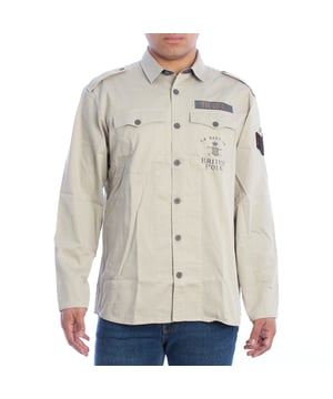 Camisa manga larga de hombre de La Martina.

Un diseño inspirado en el estilo militar y la tradición del polo define esta camisa de manga larga de La Martina, perfecta para quienes buscan una prenda única y funcional.

Detalles:

- Confeccionada en tejido de algodón stretch ligero y resistente, ideal para un uso cómodo y duradero.
- Corte regular fit que proporciona un ajuste equilibrado y moderno.
- Cuello clásico reforzado con botones.
- Cierre frontal de botones.
- Bolsillos con solapa y cierre de botón en el pecho.
- Detalles bordados en el pecho y la manga que reflejan la herencia británica del polo, con insignias distintivas y referencias al VII Regimiento.
- Hombreras decorativas que acentúan el diseño inspirado en uniformes militares.
- Puños ajustables con cierre de botón.
- Laterales con pequeñas aberturas.

Esta camisa manga larga stretch de hombre de La Martina combina estilo clásico, comodidad y funcionalidad. Perfecta para quienes buscan un look sofisticado con un toque único y cómodo para el día a día o eventos casuales.
 Composición: 97% Algodón, 3% Elastano
 Cuidados:
- Lavar a máquina a un máximo de 30°C en un programa delicado.
- No usar lejía ni blanqueadores.
- Planchar a baja temperatura, preferiblemente del revés.
- No usar secadora.