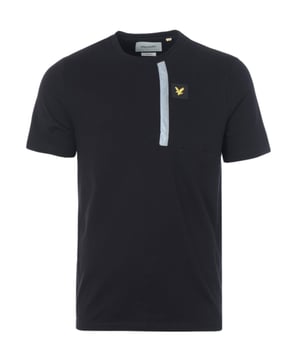 La camiseta de detalle reflectante de Lyle & Scott Casuals ha remasterizado el clásico.
Esta camiseta de cuello de la tripulación para hombres presenta una tira reflectante asimétrica inspirada en el rendimiento en el cofre, con bolsillo de cremallera vertical funcional. Construido con algodón de jersey 100% pesado, esta camiseta de ajuste relajado tiene la cortina y la comodidad que desea de sus casuales.