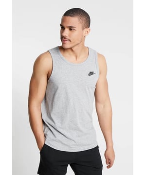 Praktische en stijlvolle tanktop van Nike. Het model is perfect voor zowel typische stedelijke als sportieve sets. Dankzij de katoenen stof laat het de huid ademen, waardoor constant comfort wordt gegarandeerd. De grijze kleuren zijn gebroken met het zwarte Nike-logo.
