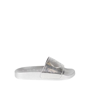 Los zapatos cómodos de deslizar son la solución perfecta para aquellos que valoran el confort y la rapidez al ponerse, garantizando no solo facilidad de uso, sino también un aspecto estiloso para el día a día.

Con una suela con logotipo, cuyo diseño único no solo atrae miradas, sino que también proporciona excelente agarre y durabilidad, añadiendo un carácter exclusivo a los zapatos.

En el frente el logo de la marca, orgullosamente expuesto, es un símbolo de prestigio y calidad, constituyendo al mismo tiempo un sutil, pero reconocible toque para los conocedores de la moda.

Hechos de materiales de alta calidad, que aseguran resistencia y comodidad al usar, estos zapatos son la elección ideal para aquellos que buscan una combinación de elegancia con funcionalidad.