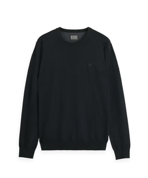 **Entdecke zeitlose Eleganz mit dem Herren-Pullover von Scotch & Soda!** Dieser Pullover besticht durch seine dezente Logo-Stickerei und den klassischen Rundhalsausschnitt. Die Rippbündchen an Ärmeln und Saum sorgen für eine perfekte Passform und einen modernen Look. Hergestellt aus hochwertigen Materialien, bietet er außergewöhnlichen Tragekomfort und Langlebigkeit. Die langen Ärmel machen ihn ideal für jede Jahreszeit und jeden Anlass. Perfekt für den modebewussten Mann, der Wert auf Stil und Qualität legt. Mit diesem Pullover bist du immer gut gekleidet, ob im Büro oder in der Freizeit. Scotch & Soda vereint klassischen Stil mit modernem Design - ein absolutes Must-have für deine Garderobe.