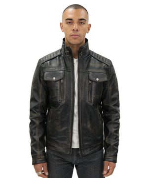 El estilo desgastado característico de nuestra piel de napa de primera calidad brilla aquí. Esta chaqueta de motociclista presenta un cuello alto de estilo clásico que se puede cerrar con una cremallera YKK de longitud completa. El canesú delantero está equipado con bolsillos con solapa y compartimentos verticales con cremallera, con otros dos bolsillos con cierre de botón en la cintura. Además, los hombros tienen paneles acolchados que armonizan con el cuello alto para producir un aspecto contemporáneo de vanguardia. Esta chaqueta está disponible en los colores clásicos negro y marrón. • 100 % piel de napa ultra suave de primera calidad. • Acolchado lujoso en los paneles de los hombros de la chaqueta • Cremallera YKK gruesa • 4 bolsillos exteriores funcionales con cierre de botón, 2 bolsillos exteriores con cremallera • Etiquetas tejidas a mano de primera calidad. • Cuello alto elegante con cierre de botón a presión