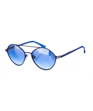 Gafas de sol Armand Basi con montura de metal.
 Color Azul
 Forma ovalada.
 Lentes de color Azul degradado
 Patillas de metal a tono con acabado en acetato 
Nombre de la marca grabado en la patilla
 100% Protección UV. 
 Incluye una funda de tela de protección.
Los colores reales del producto pueden variar ligeramente con respecto a los colores que muestra su monitor.
 
 Medidas  Ancho lente: 52 mm. Puente: 17 mm. Patillas: 140 mm.
 
 Limpiar las gafas con agua y jabón (neutro).
 - No utilice paños sucios o abrasivos, que puedan alterar las características de los filtros.
 - Utilice solo accesorios y repuestos originales.