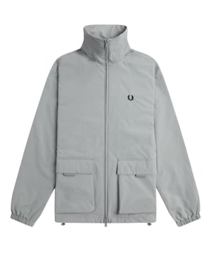 Blijf warm en stijlvol in de Fred Perry grijze jas. Deze jas heeft een klassiek ontwerp en is perfect voor elk buitenavontuur. Terwijl de grijze kleur een vleugje verfijning toevoegt. Laat het koude weer je er niet van weerhouden om in stijl te verkennen., Merkbadge op de linkerborst, Grijze jas, Rits, Grijs, Materiaal: 100% Polamide, Voering: 100% Polyester, Centrale ritssluiting. Normale pasvorm, maat valt normaal, merkbadge linksvoor op de borst, elastische mouwuiteinden, 2 zakken met knoopsluiting